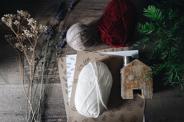 Du papier kraft et du fil avec quelques branches constituent une alternative écologique et recyclable à l'emballage traditionnel.